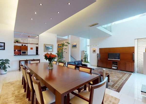 PREDANÉ - 6 izb.rod.dom v pokojnej štvrti STUPAVY v blízkosti lesa a parku.Excelentná záhrada 1469 m2 s bazénom.