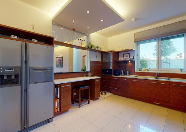 PREDANÉ - 6 izb.rod.dom v pokojnej štvrti STUPAVY v blízkosti lesa a parku.Excelentná záhrada 1469 m2 s bazénom.