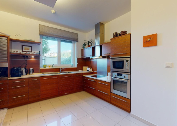 PREDANÉ - 6 izb.rod.dom v pokojnej štvrti STUPAVY v blízkosti lesa a parku.Excelentná záhrada 1469 m2 s bazénom.