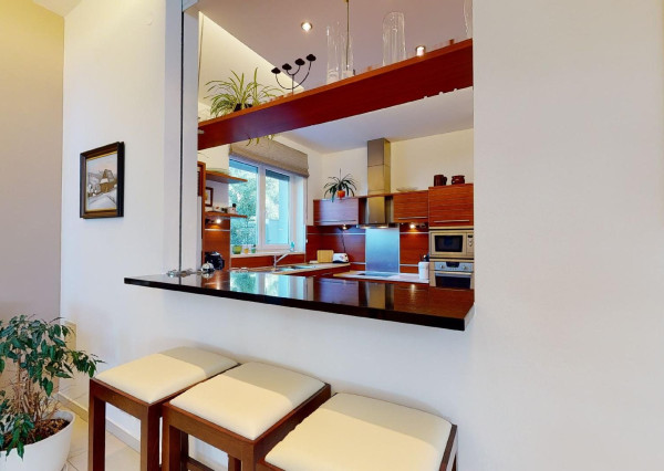 PREDANÉ - 6 izb.rod.dom v pokojnej štvrti STUPAVY v blízkosti lesa a parku.Excelentná záhrada 1469 m2 s bazénom.