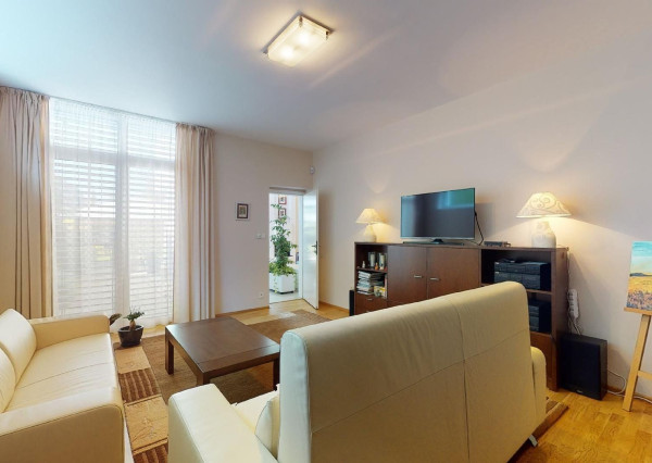 PREDANÉ - 6 izb.rod.dom v pokojnej štvrti STUPAVY v blízkosti lesa a parku.Excelentná záhrada 1469 m2 s bazénom.