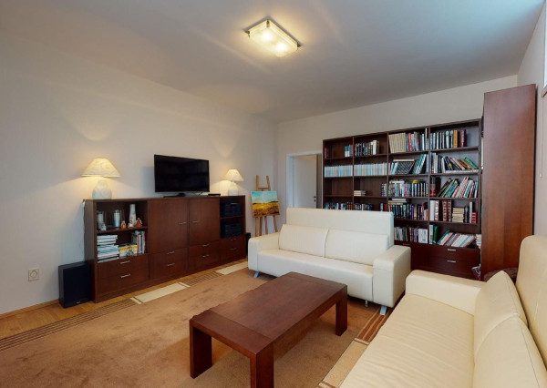 PREDANÉ - 6 izb.rod.dom v pokojnej štvrti STUPAVY v blízkosti lesa a parku.Excelentná záhrada 1469 m2 s bazénom.