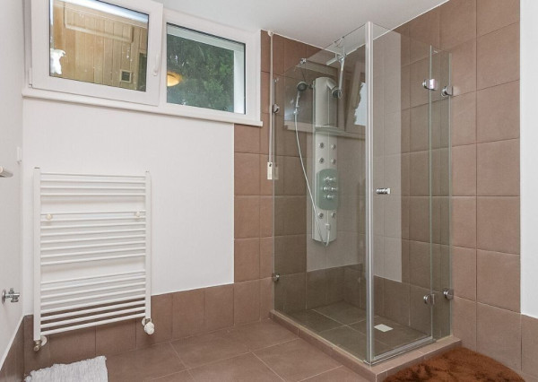 PREDANÉ - 6 izb.rod.dom v pokojnej štvrti STUPAVY v blízkosti lesa a parku.Excelentná záhrada 1469 m2 s bazénom.