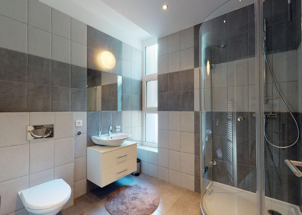 PREDANÉ - 6 izb.rod.dom v pokojnej štvrti STUPAVY v blízkosti lesa a parku.Excelentná záhrada 1469 m2 s bazénom.