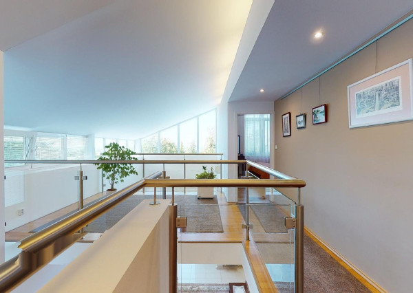 PREDANÉ - 6 izb.rod.dom v pokojnej štvrti STUPAVY v blízkosti lesa a parku.Excelentná záhrada 1469 m2 s bazénom.