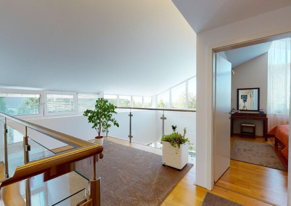 PREDANÉ - 6 izb.rod.dom v pokojnej štvrti STUPAVY v blízkosti lesa a parku.Excelentná záhrada 1469 m2 s bazénom.