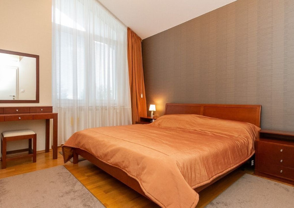 PREDANÉ - 6 izb.rod.dom v pokojnej štvrti STUPAVY v blízkosti lesa a parku.Excelentná záhrada 1469 m2 s bazénom.