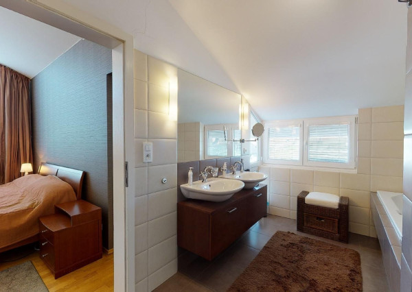 PREDANÉ - 6 izb.rod.dom v pokojnej štvrti STUPAVY v blízkosti lesa a parku.Excelentná záhrada 1469 m2 s bazénom.