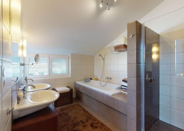 PREDANÉ - 6 izb.rod.dom v pokojnej štvrti STUPAVY v blízkosti lesa a parku.Excelentná záhrada 1469 m2 s bazénom.