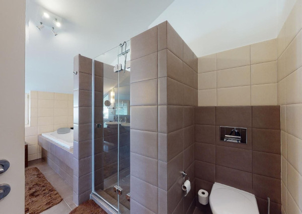 PREDANÉ - 6 izb.rod.dom v pokojnej štvrti STUPAVY v blízkosti lesa a parku.Excelentná záhrada 1469 m2 s bazénom.