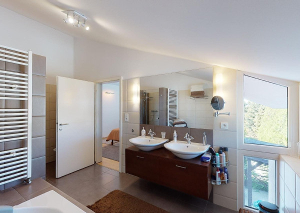 PREDANÉ - 6 izb.rod.dom v pokojnej štvrti STUPAVY v blízkosti lesa a parku.Excelentná záhrada 1469 m2 s bazénom.