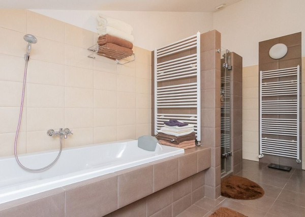 PREDANÉ - 6 izb.rod.dom v pokojnej štvrti STUPAVY v blízkosti lesa a parku.Excelentná záhrada 1469 m2 s bazénom.