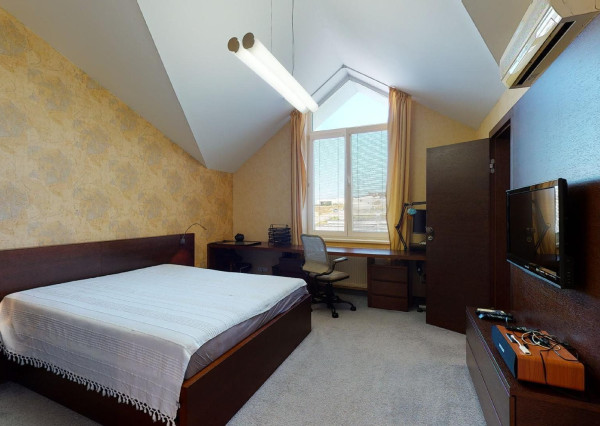 PREDANÉ - 6 izb.rod.dom v pokojnej štvrti STUPAVY v blízkosti lesa a parku.Excelentná záhrada 1469 m2 s bazénom.