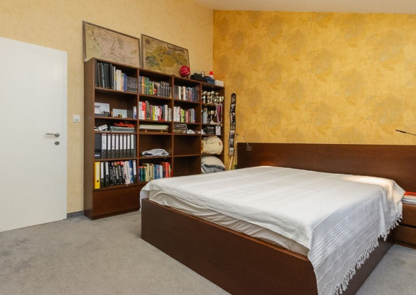 PREDANÉ - 6 izb.rod.dom v pokojnej štvrti STUPAVY v blízkosti lesa a parku.Excelentná záhrada 1469 m2 s bazénom.