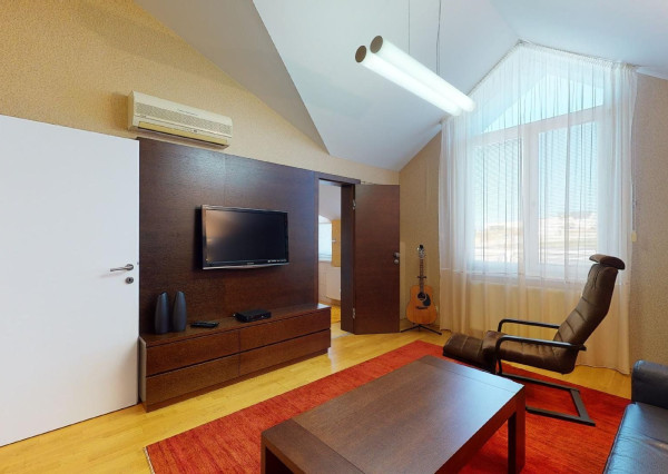 PREDANÉ - 6 izb.rod.dom v pokojnej štvrti STUPAVY v blízkosti lesa a parku.Excelentná záhrada 1469 m2 s bazénom.