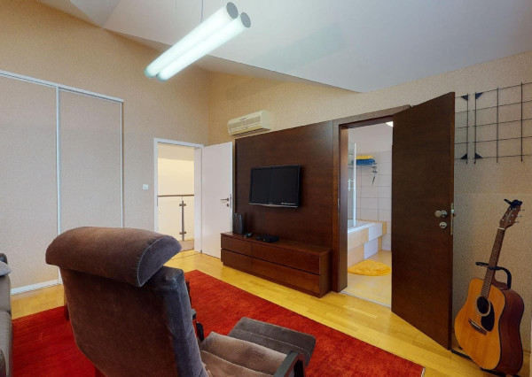 PREDANÉ - 6 izb.rod.dom v pokojnej štvrti STUPAVY v blízkosti lesa a parku.Excelentná záhrada 1469 m2 s bazénom.