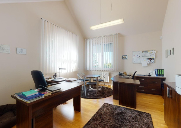 PREDANÉ - 6 izb.rod.dom v pokojnej štvrti STUPAVY v blízkosti lesa a parku.Excelentná záhrada 1469 m2 s bazénom.