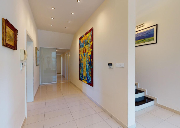 PREDANÉ - 6 izb.rod.dom v pokojnej štvrti STUPAVY v blízkosti lesa a parku.Excelentná záhrada 1469 m2 s bazénom.