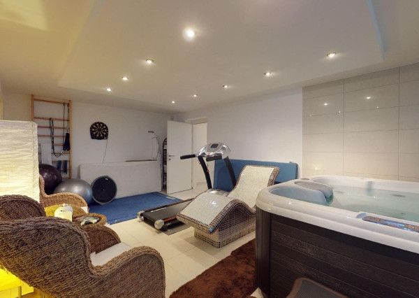 PREDANÉ - 6 izb.rod.dom v pokojnej štvrti STUPAVY v blízkosti lesa a parku.Excelentná záhrada 1469 m2 s bazénom.