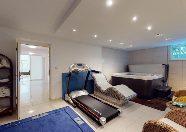 PREDANÉ - 6 izb.rod.dom v pokojnej štvrti STUPAVY v blízkosti lesa a parku.Excelentná záhrada 1469 m2 s bazénom.