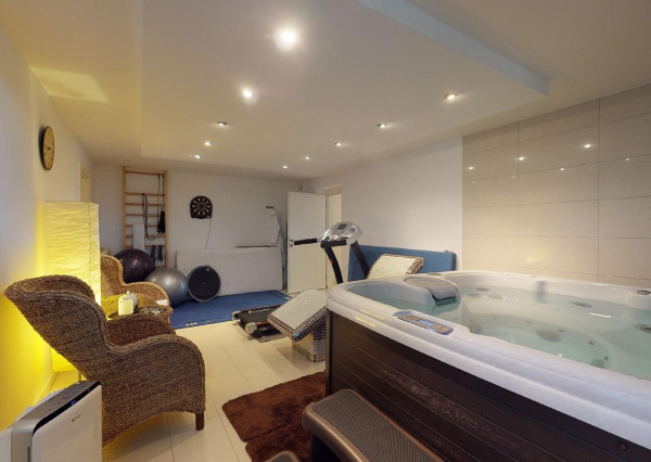 PREDANÉ - 6 izb.rod.dom v pokojnej štvrti STUPAVY v blízkosti lesa a parku.Excelentná záhrada 1469 m2 s bazénom.