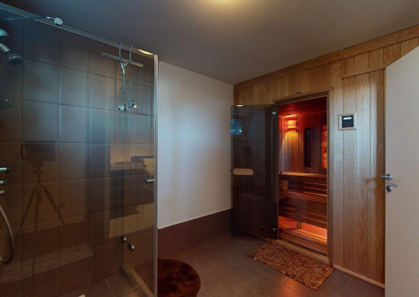 PREDANÉ - 6 izb.rod.dom v pokojnej štvrti STUPAVY v blízkosti lesa a parku.Excelentná záhrada 1469 m2 s bazénom.