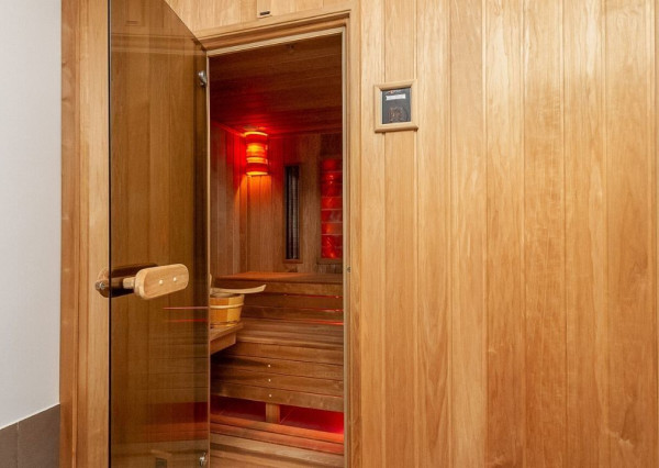 PREDANÉ - 6 izb.rod.dom v pokojnej štvrti STUPAVY v blízkosti lesa a parku.Excelentná záhrada 1469 m2 s bazénom.