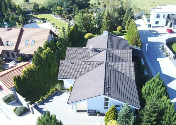 PREDANÉ - 6 izb.rod.dom v pokojnej štvrti STUPAVY v blízkosti lesa a parku.Excelentná záhrada 1469 m2 s bazénom.