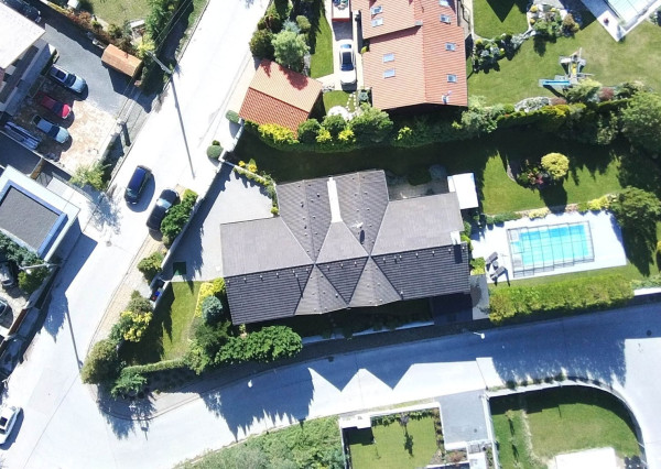 PREDANÉ - 6 izb.rod.dom v pokojnej štvrti STUPAVY v blízkosti lesa a parku.Excelentná záhrada 1469 m2 s bazénom.