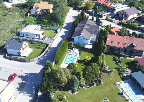 PREDANÉ - 6 izb.rod.dom v pokojnej štvrti STUPAVY v blízkosti lesa a parku.Excelentná záhrada 1469 m2 s bazénom.