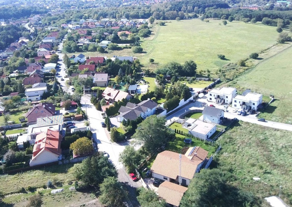 PREDANÉ - 6 izb.rod.dom v pokojnej štvrti STUPAVY v blízkosti lesa a parku.Excelentná záhrada 1469 m2 s bazénom.