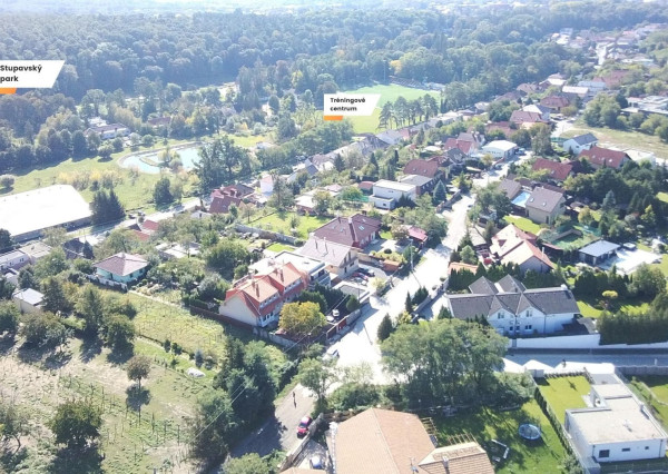 PREDANÉ - 6 izb.rod.dom v pokojnej štvrti STUPAVY v blízkosti lesa a parku.Excelentná záhrada 1469 m2 s bazénom.