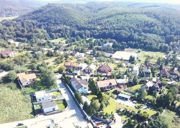 PREDANÉ - 6 izb.rod.dom v pokojnej štvrti STUPAVY v blízkosti lesa a parku.Excelentná záhrada 1469 m2 s bazénom.