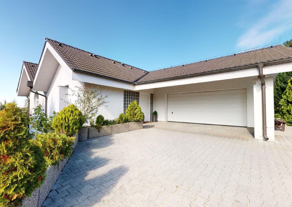 PREDANÉ - 6 izb.rod.dom v pokojnej štvrti STUPAVY v blízkosti lesa a parku.Excelentná záhrada 1469 m2 s bazénom.