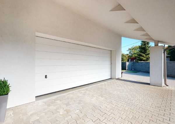 PREDANÉ - 6 izb.rod.dom v pokojnej štvrti STUPAVY v blízkosti lesa a parku.Excelentná záhrada 1469 m2 s bazénom.