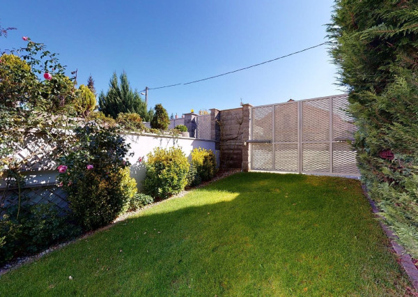 PREDANÉ - 6 izb.rod.dom v pokojnej štvrti STUPAVY v blízkosti lesa a parku.Excelentná záhrada 1469 m2 s bazénom.