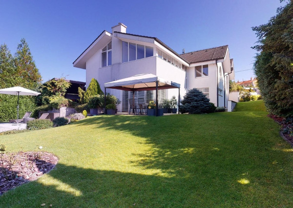 PREDANÉ - 6 izb.rod.dom v pokojnej štvrti STUPAVY v blízkosti lesa a parku.Excelentná záhrada 1469 m2 s bazénom.