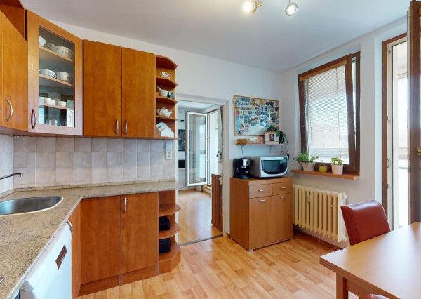 PREDANÉ -Slnečný 3 izbový byt s loggiou, pivnicou, parkingom - ul. PÚPAVOVÁ,  BA IV - KARLOVA VES