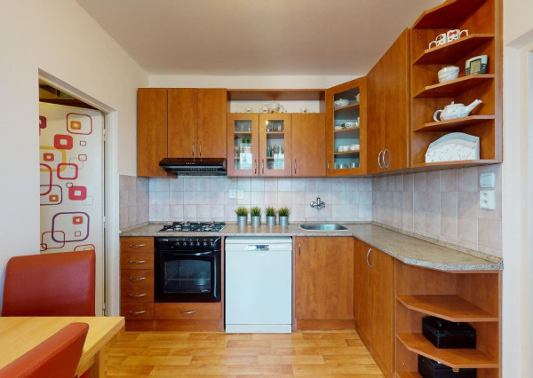 PREDANÉ -Slnečný 3 izbový byt s loggiou, pivnicou, parkingom - ul. PÚPAVOVÁ,  BA IV - KARLOVA VES