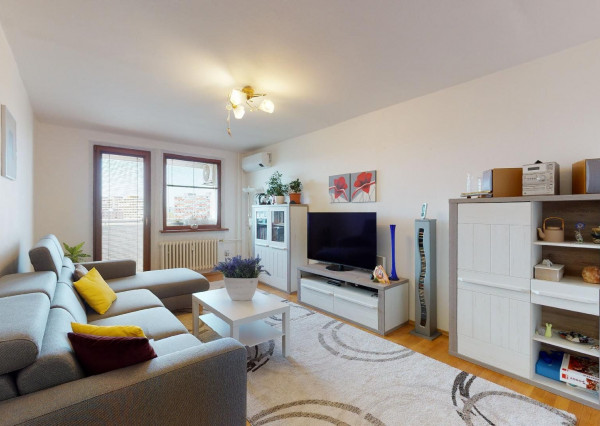 PREDANÉ - Priestranný 3 izbový byt 87 m2 s dvoma zasklenými loggiami, klimatizovaný - NÁMESTIE HRANIČIAROV.