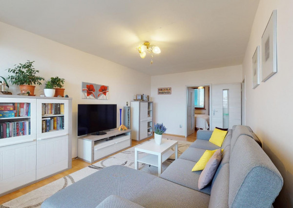 PREDANÉ - Priestranný 3 izbový byt 87 m2 s dvoma zasklenými loggiami, klimatizovaný - NÁMESTIE HRANIČIAROV.