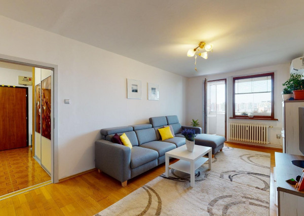 PREDANÉ - Priestranný 3 izbový byt 87 m2 s dvoma zasklenými loggiami, klimatizovaný - NÁMESTIE HRANIČIAROV.