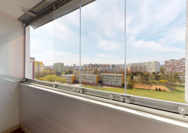 PREDANÉ - Priestranný 3 izbový byt 87 m2 s dvoma zasklenými loggiami, klimatizovaný - NÁMESTIE HRANIČIAROV.