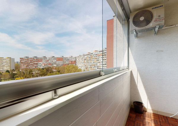 PREDANÉ - Priestranný 3 izbový byt 87 m2 s dvoma zasklenými loggiami, klimatizovaný - NÁMESTIE HRANIČIAROV.