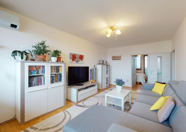 PREDANÉ - Priestranný 3 izbový byt 87 m2 s dvoma zasklenými loggiami, klimatizovaný - NÁMESTIE HRANIČIAROV.