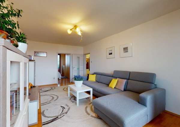 PREDANÉ - Priestranný 3 izbový byt 87 m2 s dvoma zasklenými loggiami, klimatizovaný - NÁMESTIE HRANIČIAROV.