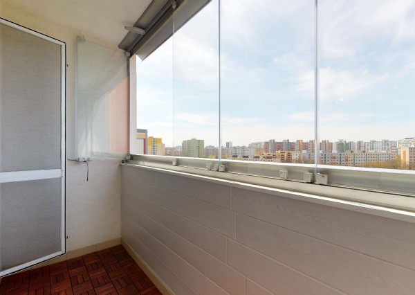 PREDANÉ - Priestranný 3 izbový byt 87 m2 s dvoma zasklenými loggiami, klimatizovaný - NÁMESTIE HRANIČIAROV.