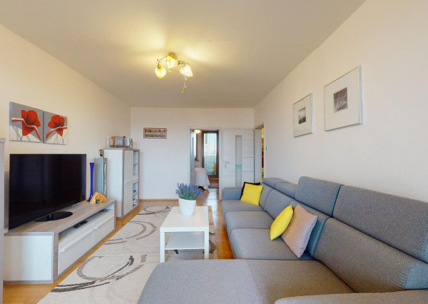 PREDANÉ - Priestranný 3 izbový byt 87 m2 s dvoma zasklenými loggiami, klimatizovaný - NÁMESTIE HRANIČIAROV.