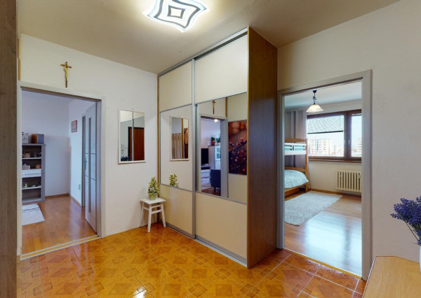 PREDANÉ - Priestranný 3 izbový byt 87 m2 s dvoma zasklenými loggiami, klimatizovaný - NÁMESTIE HRANIČIAROV.