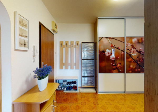 PREDANÉ - Priestranný 3 izbový byt 87 m2 s dvoma zasklenými loggiami, klimatizovaný - NÁMESTIE HRANIČIAROV.